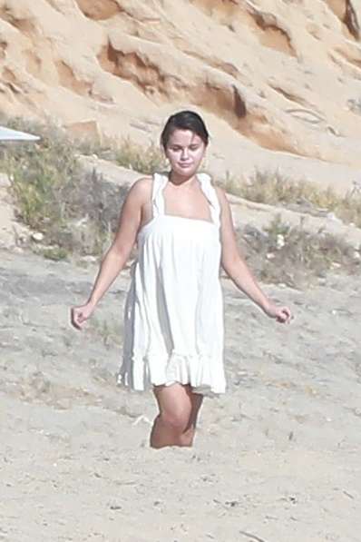 Selena_Gomez_-_rings_the_new_Year_on_the_beach_in_Cabo2C_Mexico__0102202303.jpg