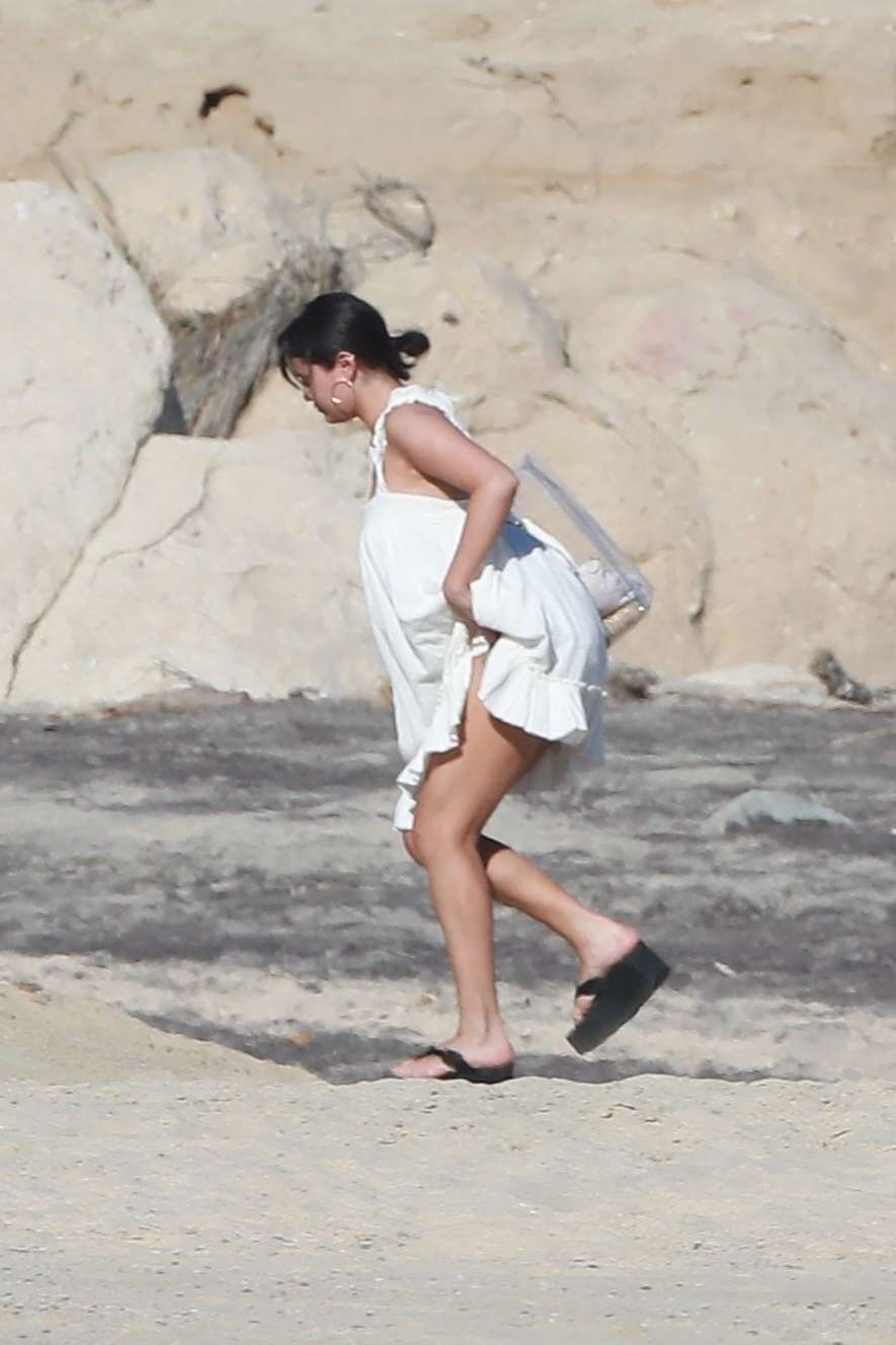 Selena_Gomez_-_rings_the_new_Year_on_the_beach_in_Cabo2C_Mexico__0102202307.jpg