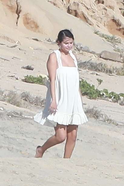 Selena_Gomez_-_rings_the_new_Year_on_the_beach_in_Cabo2C_Mexico__0102202311.jpg