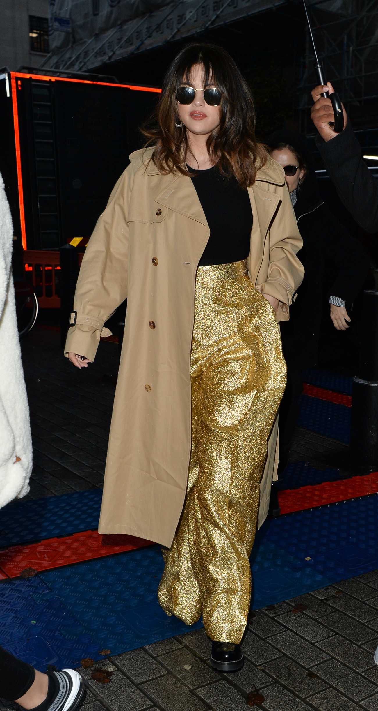 Selena_Gomez_-_seen_out___about_in_London2C_England_12112019-01.jpg