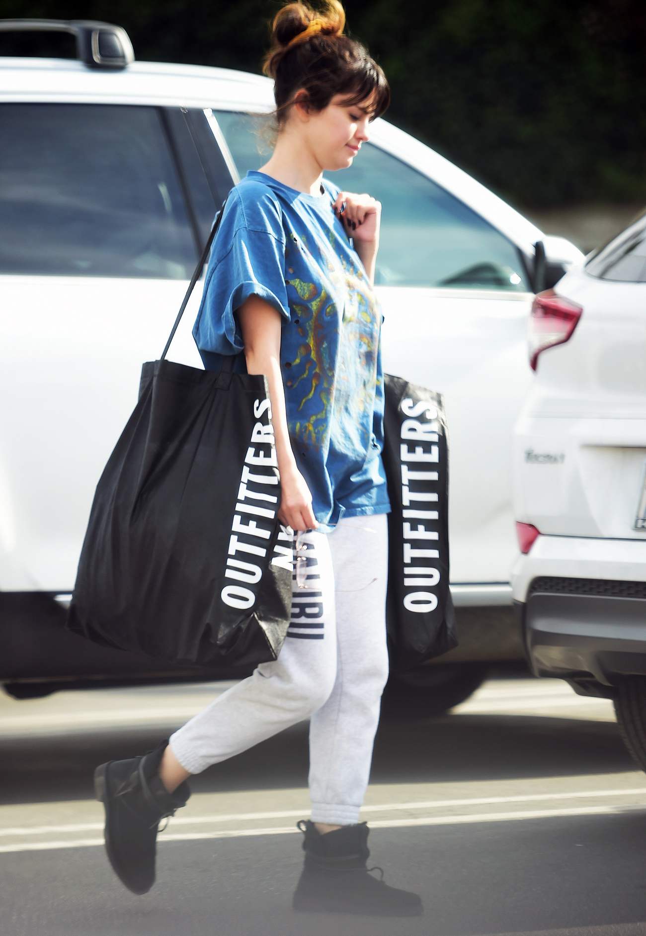 Selena_Gomez_-_seen_out_for_shopping_at_Urban_Outfitters_in_LA_12182019-02.jpg