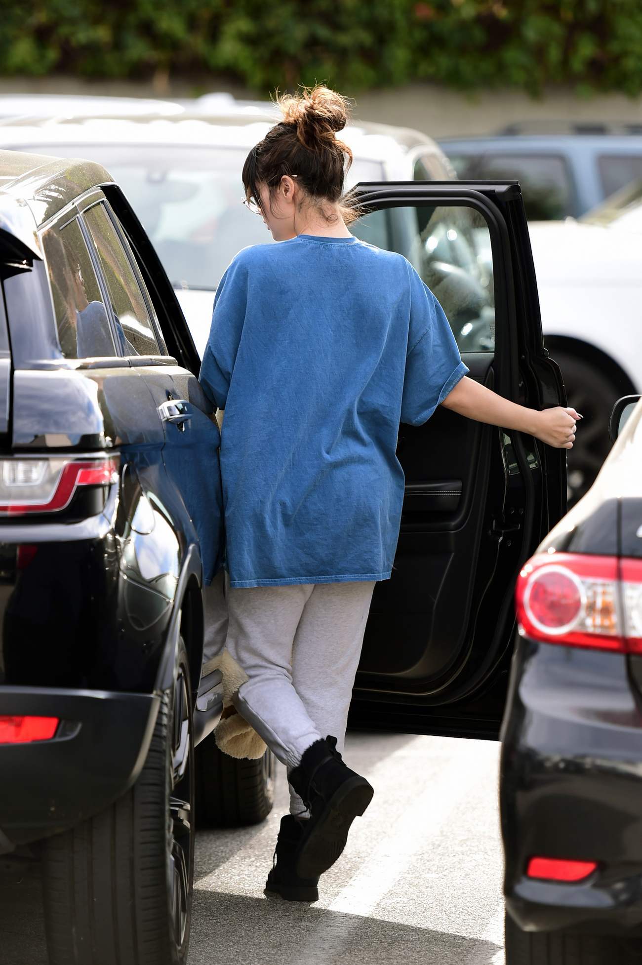 Selena_Gomez_-_seen_out_for_shopping_at_Urban_Outfitters_in_LA_12182019-03.jpg