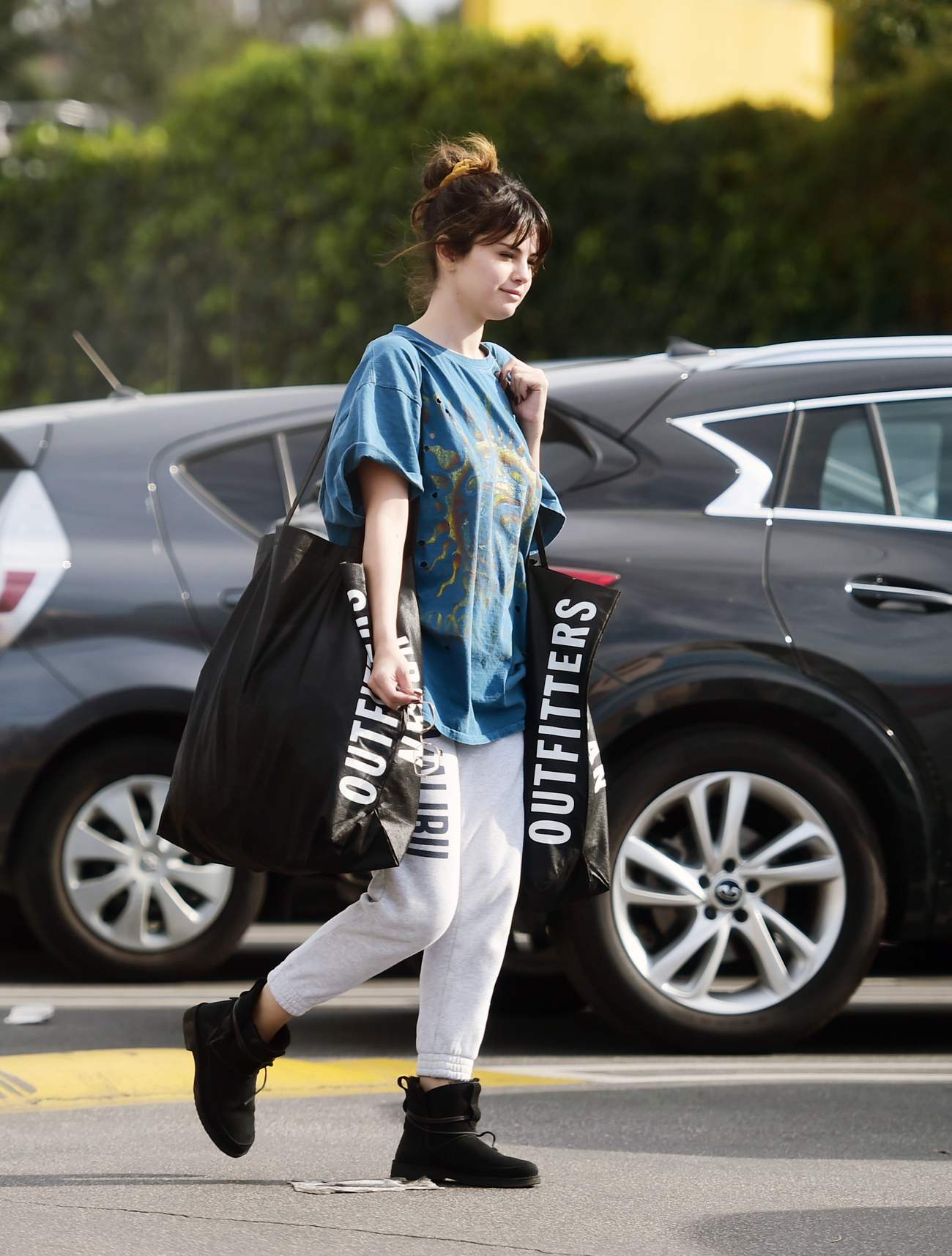 Selena_Gomez_-_seen_out_for_shopping_at_Urban_Outfitters_in_LA_12182019-04.jpg