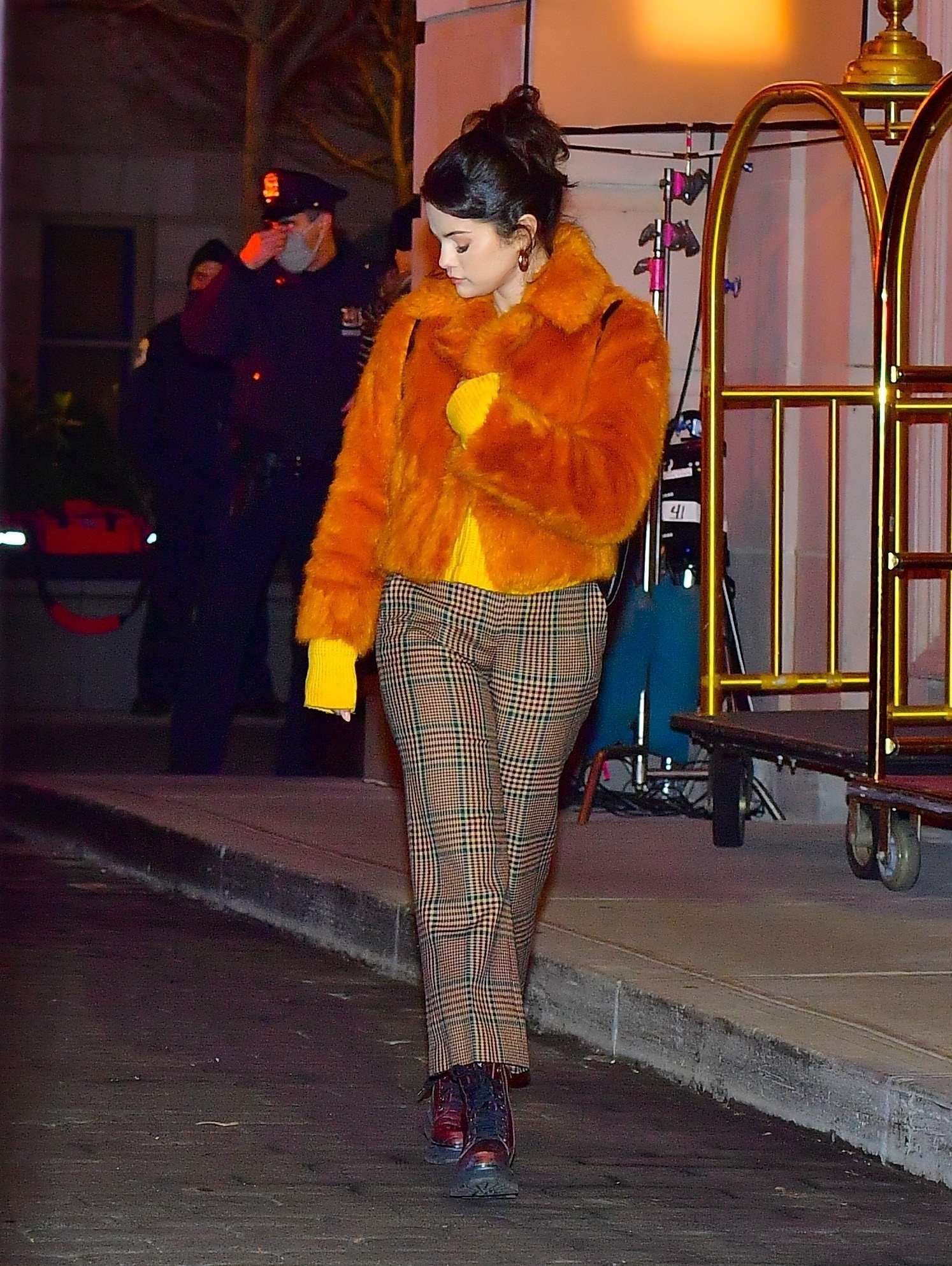 Selena_Gomez_-_seen_shooting_on_location_for_Only_Murders_in_the_building_in_New_York2C_01172021_03.jpg