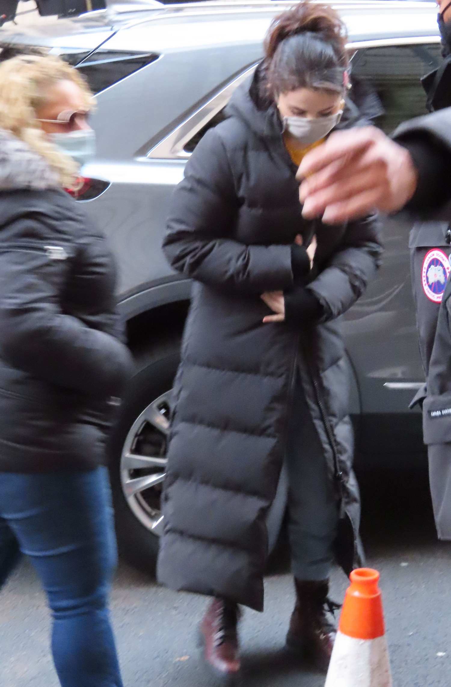 Selena_Gomez_-_seen_shooting_on_location_for_Only_Murders_in_the_building_in_New_York2C_01172021_04.jpg