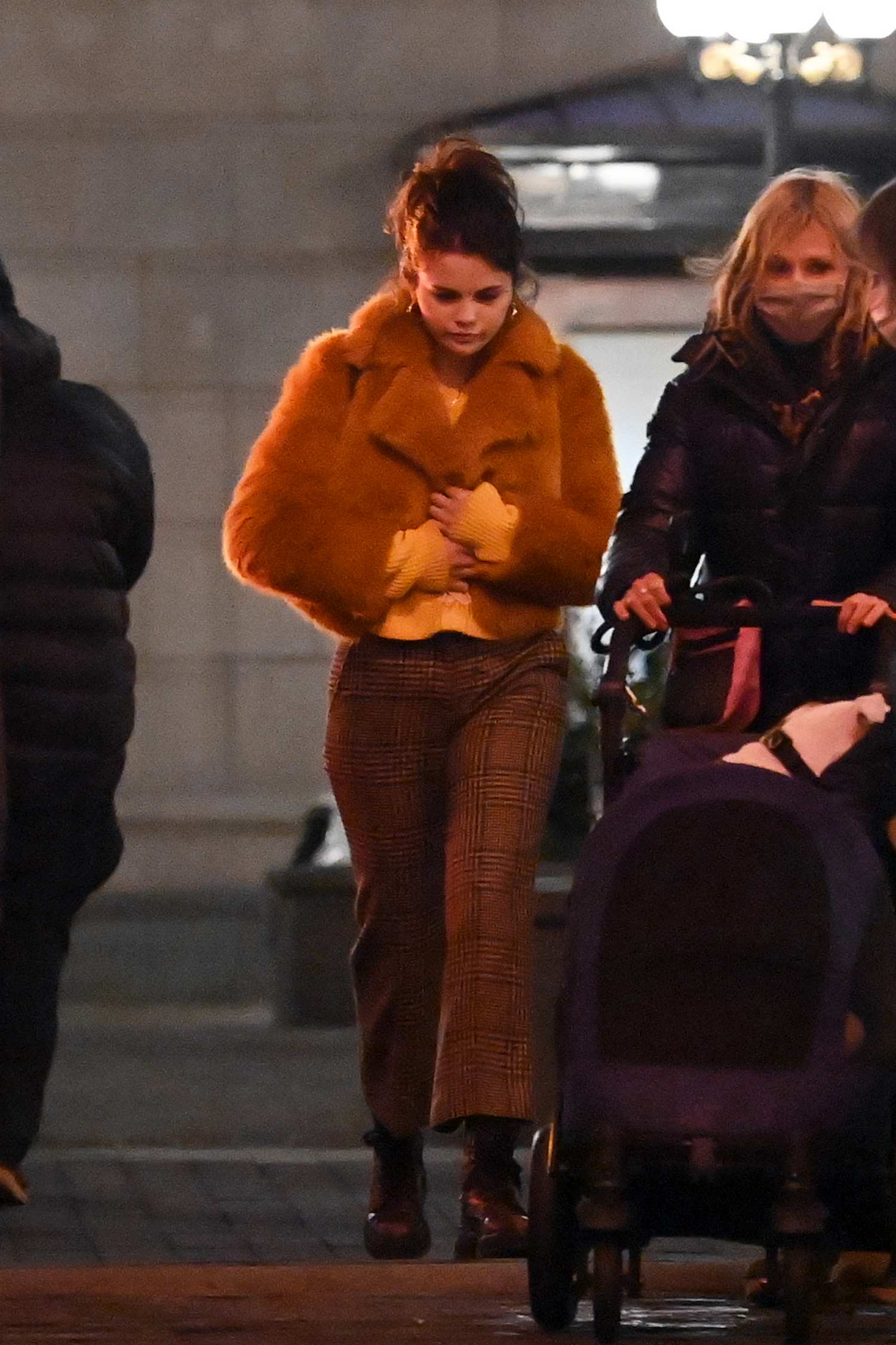 Selena_Gomez_-_seen_shooting_on_location_for_Only_Murders_in_the_building_in_New_York2C_01172021_05.jpg
