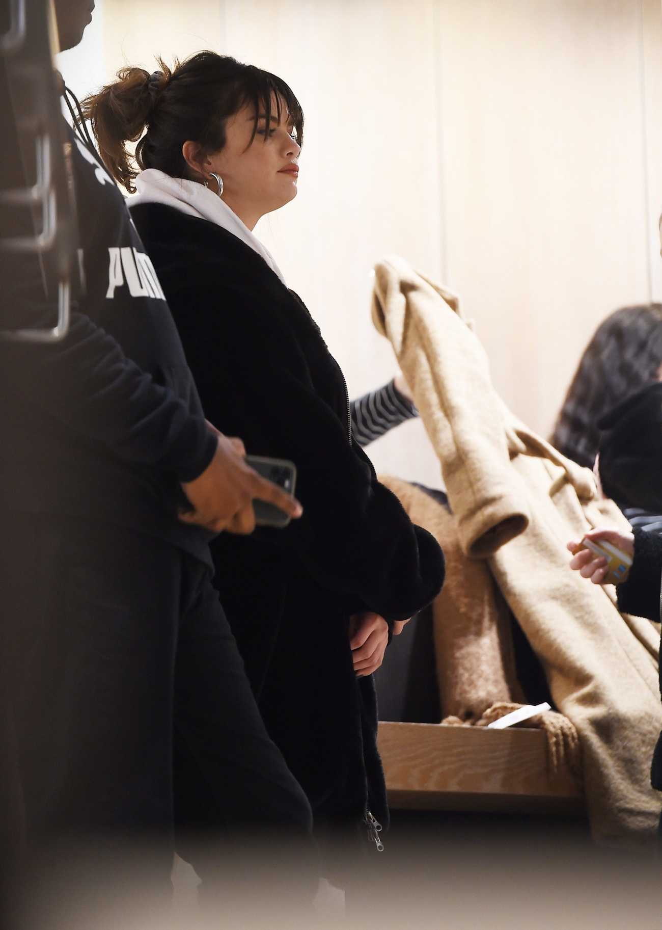 Selena_Gomez_-_seen_shopping_in_Covent_Garden_London_in_London2C_England__12112019-02.jpg