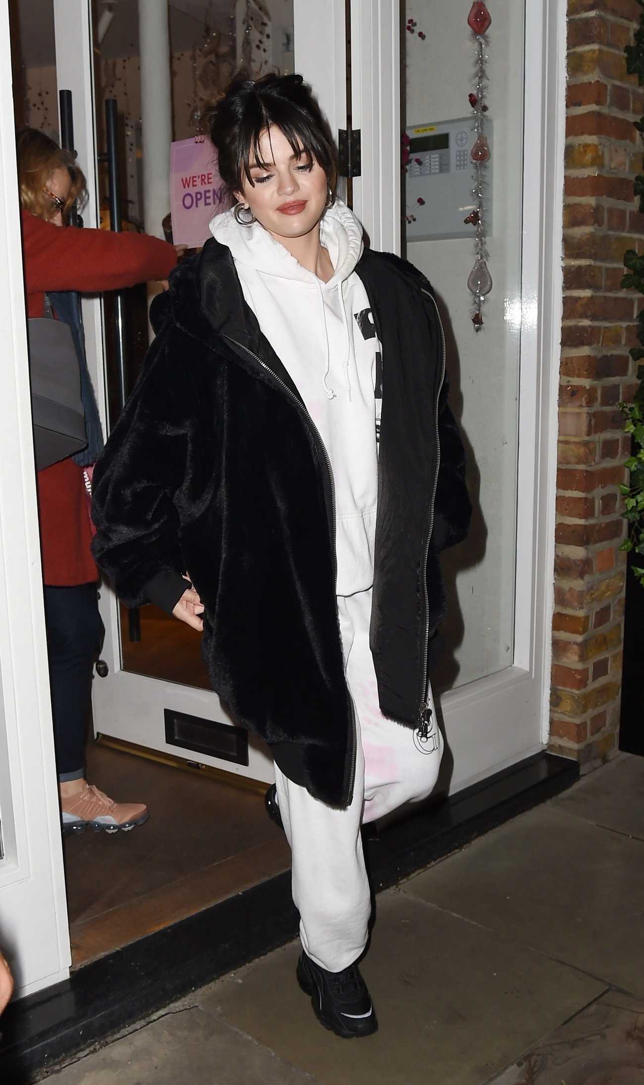 Selena_Gomez_-_seen_shopping_in_Covent_Garden_London_in_London2C_England__12112019-04.jpg