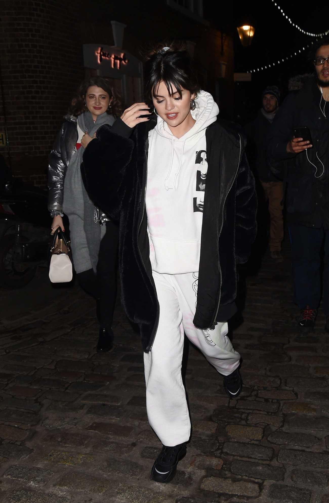 Selena_Gomez_-_seen_shopping_in_Covent_Garden_London_in_London2C_England__12112019-08.jpg