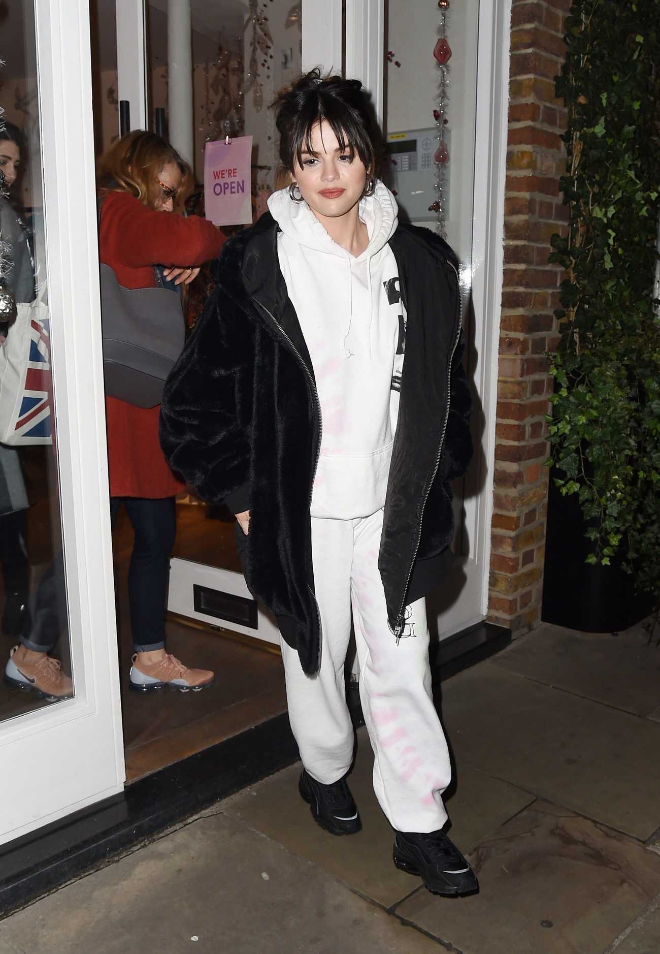 Selena_Gomez_-_seen_shopping_in_Covent_Garden_London_in_London2C_England__12112019-11.jpg