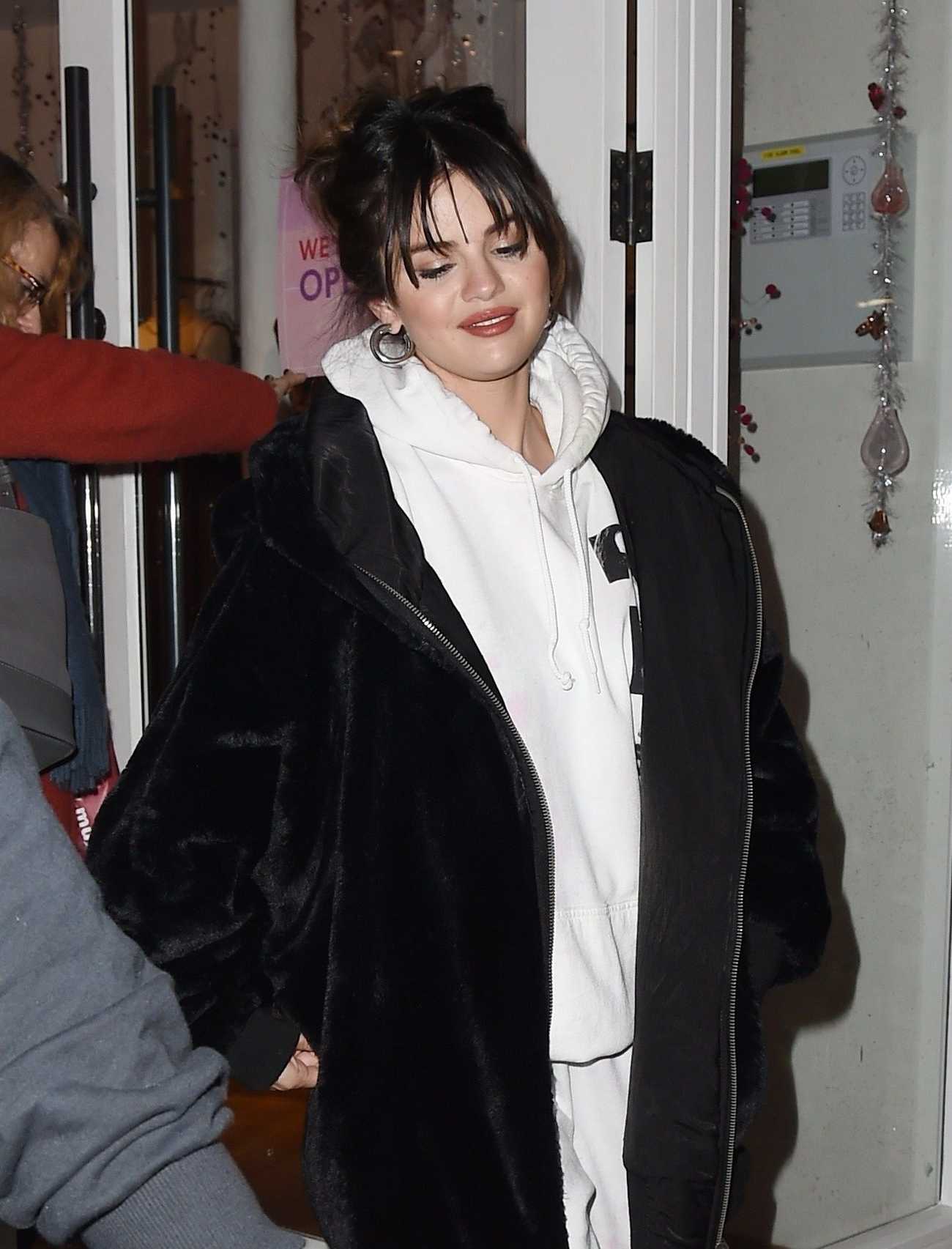 Selena_Gomez_-_seen_shopping_in_Covent_Garden_London_in_London2C_England__12112019-12.jpg
