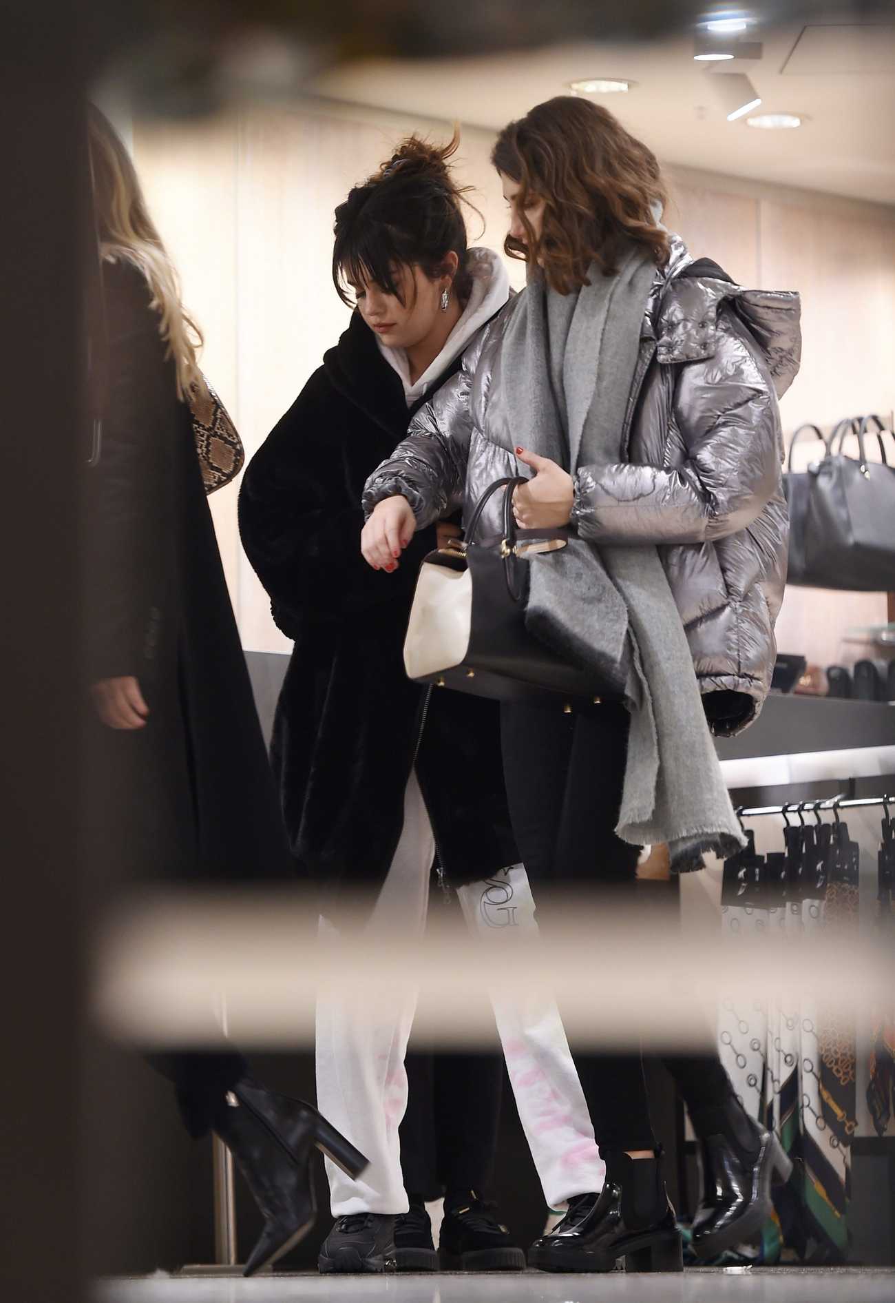 Selena_Gomez_-_seen_shopping_in_Covent_Garden_London_in_London2C_England__12112019-13.jpg