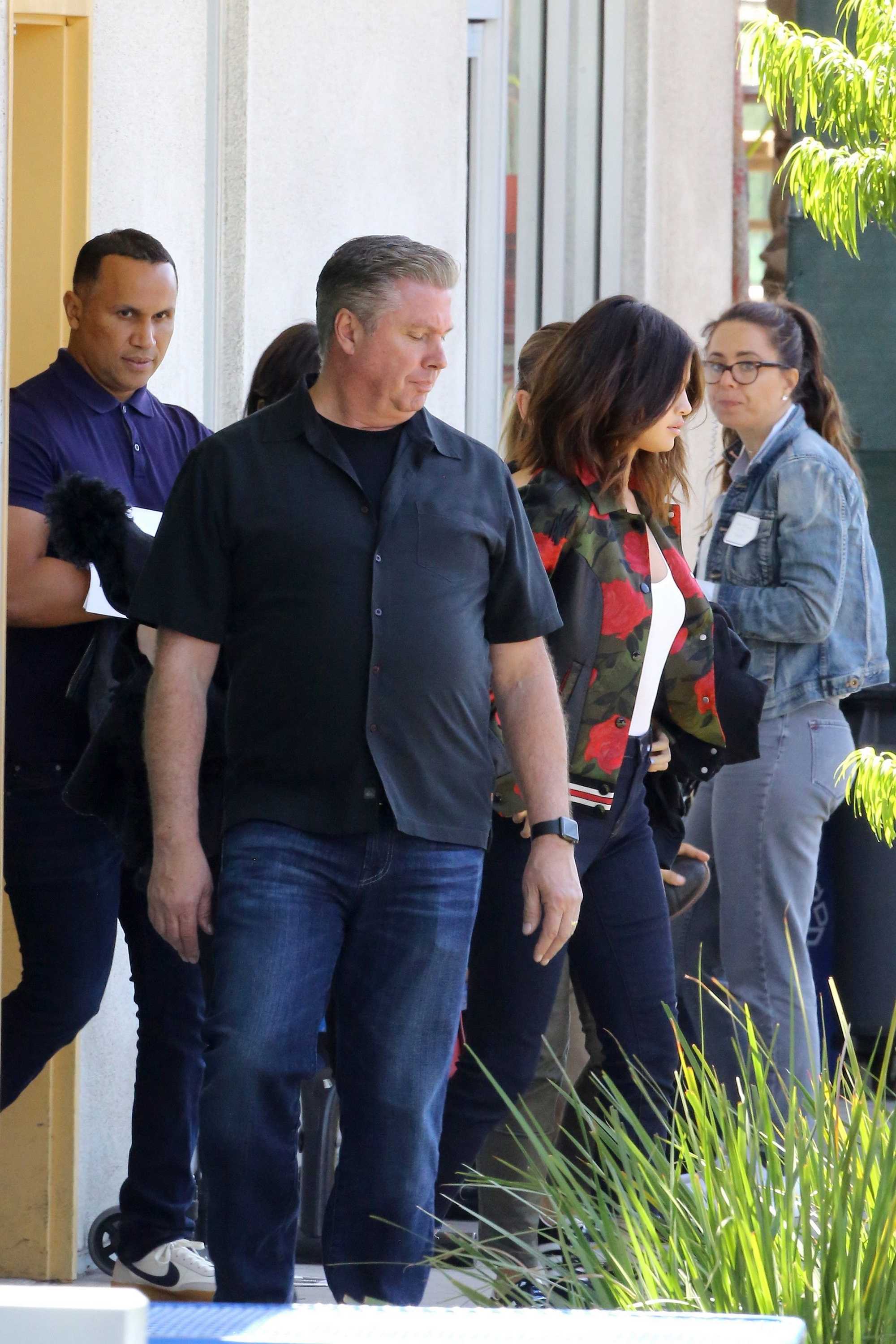 Selena_Gomez_-_shoots_scenes_for_a_PSA_at_a_school_in_Los_Angeles_on_March_23-01.jpg