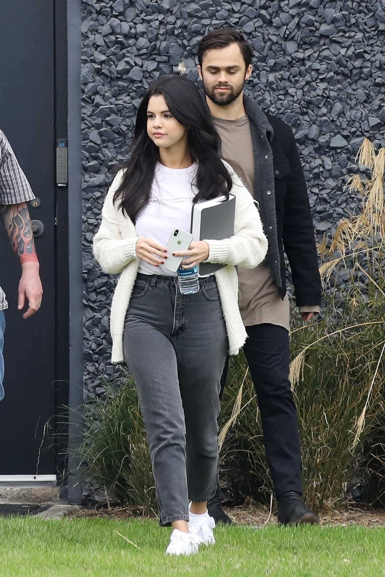 Selena_Gomez_-_steps_out_for_lunch_with_friends_in_Los_Angeles_12232018-01.jpg