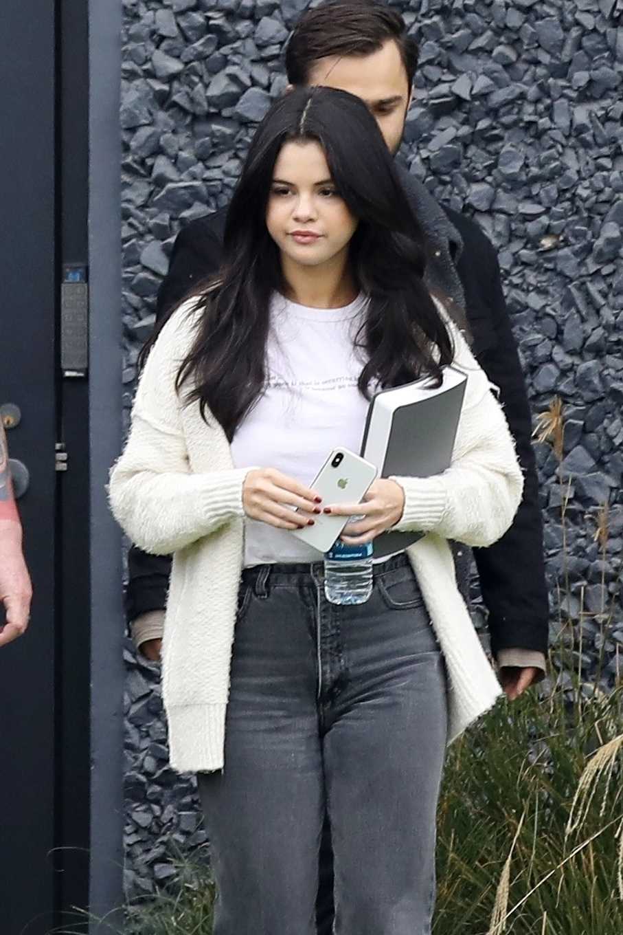 Selena_Gomez_-_steps_out_for_lunch_with_friends_in_Los_Angeles_12232018-03.jpg
