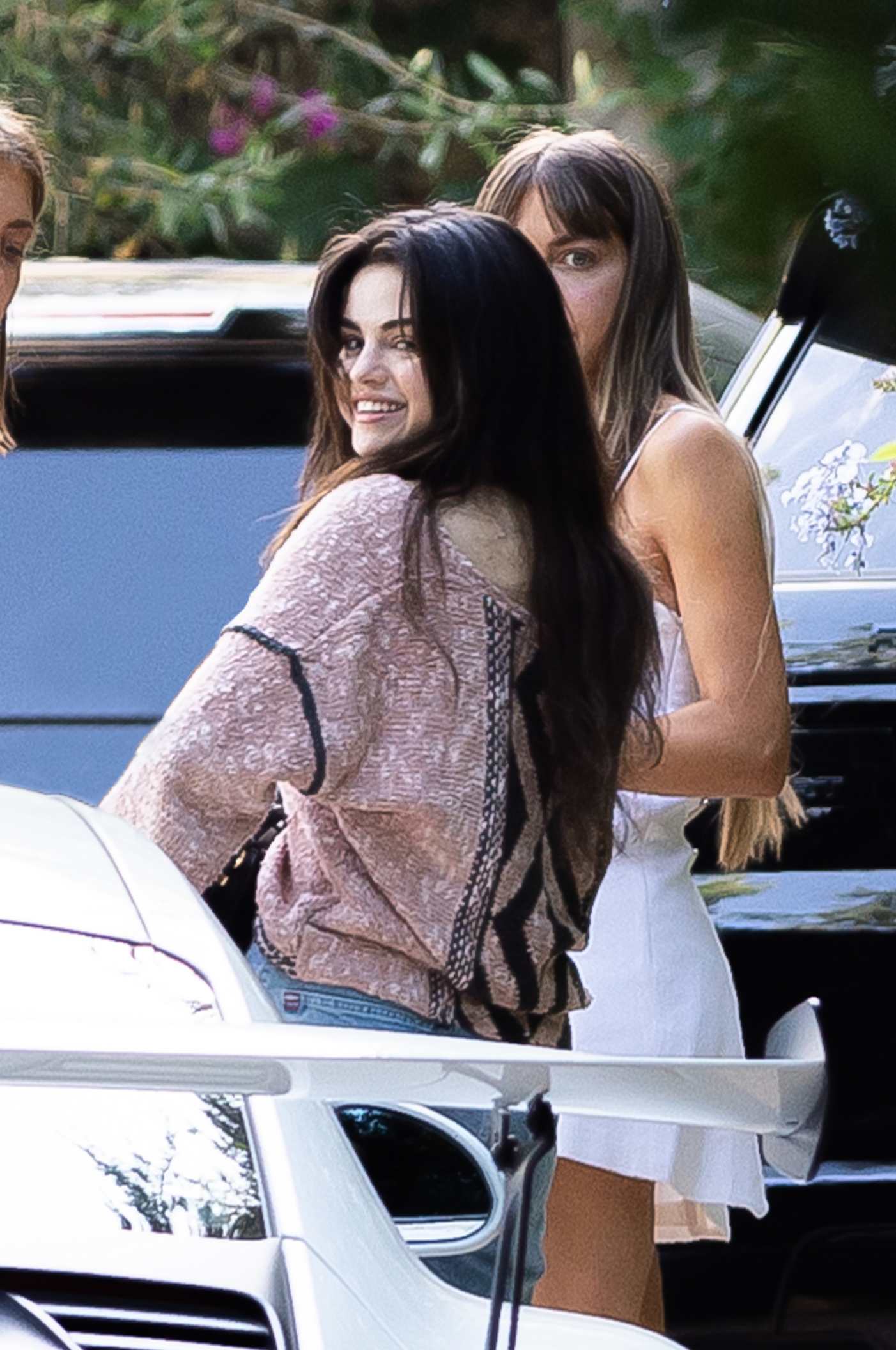 Selena_Gomez_-_steps_out_to_meet_some_friends_in_Los_Angeles2C_California_06252020-06.jpg