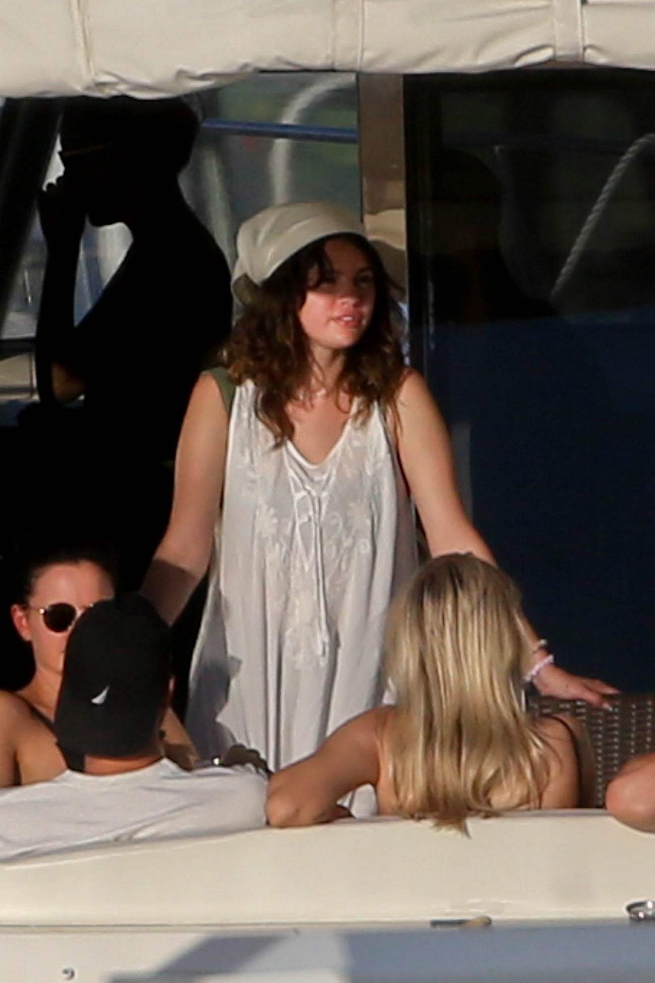 Selena_Gomez_-_stuns_as_she_soaks_up_the_sun_in_a_green_bikini_in_Hawaii2C_HI__12312019-08.jpg