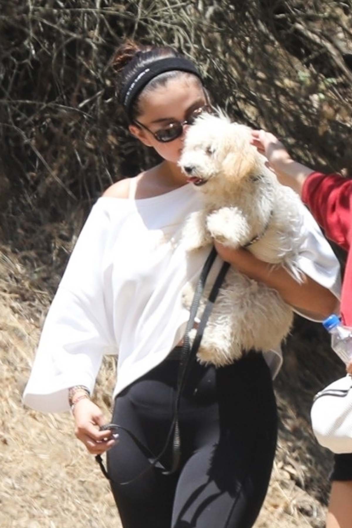Selena_Gomez_-_takes_new_puppy_for_a_hike_with_friends_in_Los_Angeles2C_07062019-02.jpg