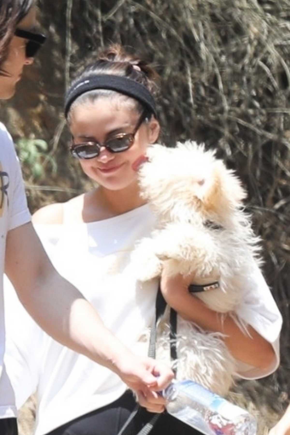 Selena_Gomez_-_takes_new_puppy_for_a_hike_with_friends_in_Los_Angeles2C_07062019-03.jpg