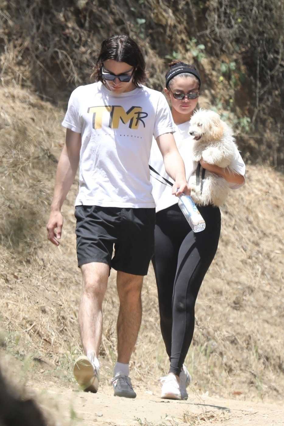 Selena_Gomez_-_takes_new_puppy_for_a_hike_with_friends_in_Los_Angeles2C_07062019-05.jpg