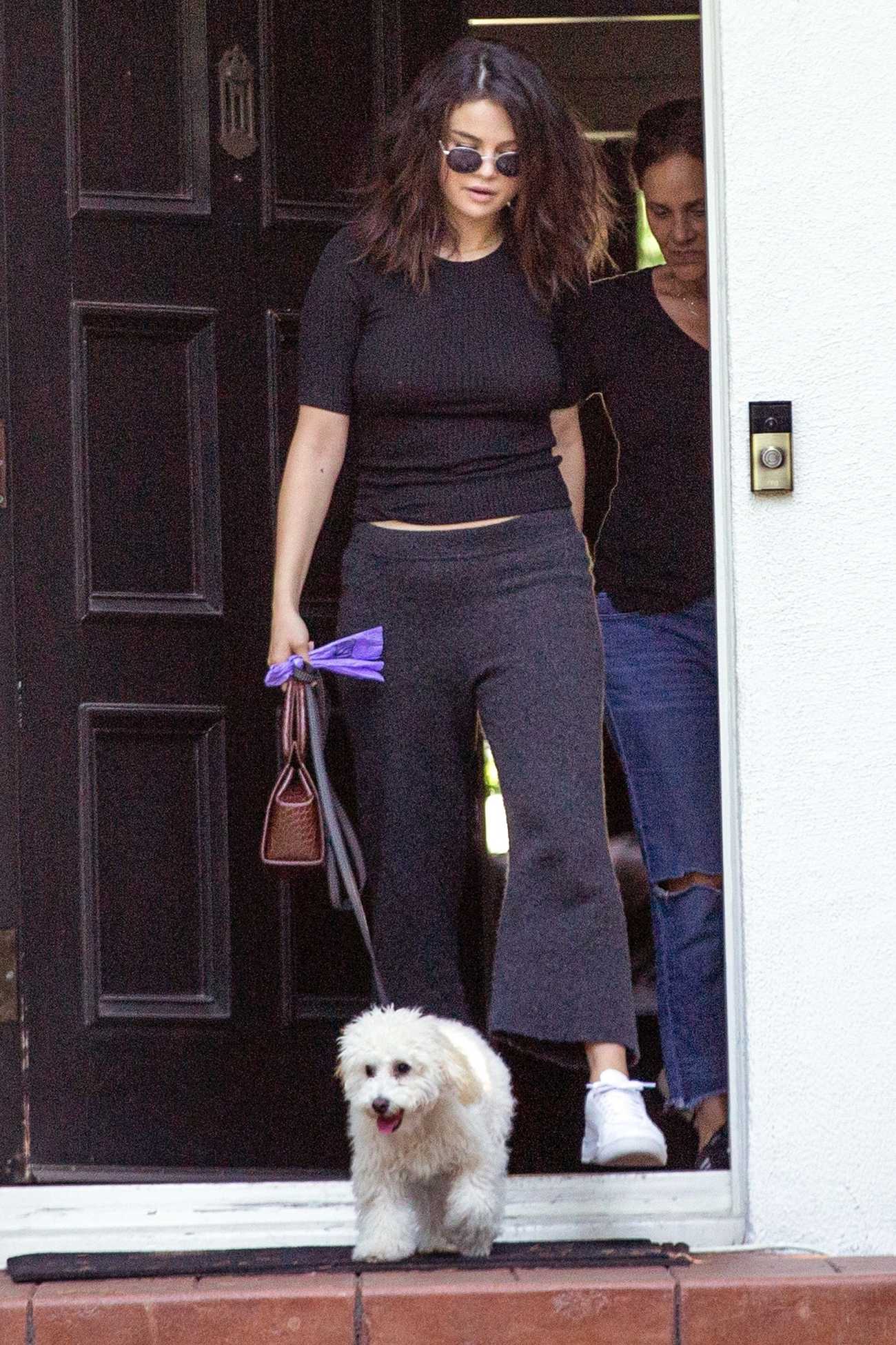 Selena_Gomez_-_visit_a_friend_s_house_in_Los_Angeles2C_CA__09052019-05.jpg