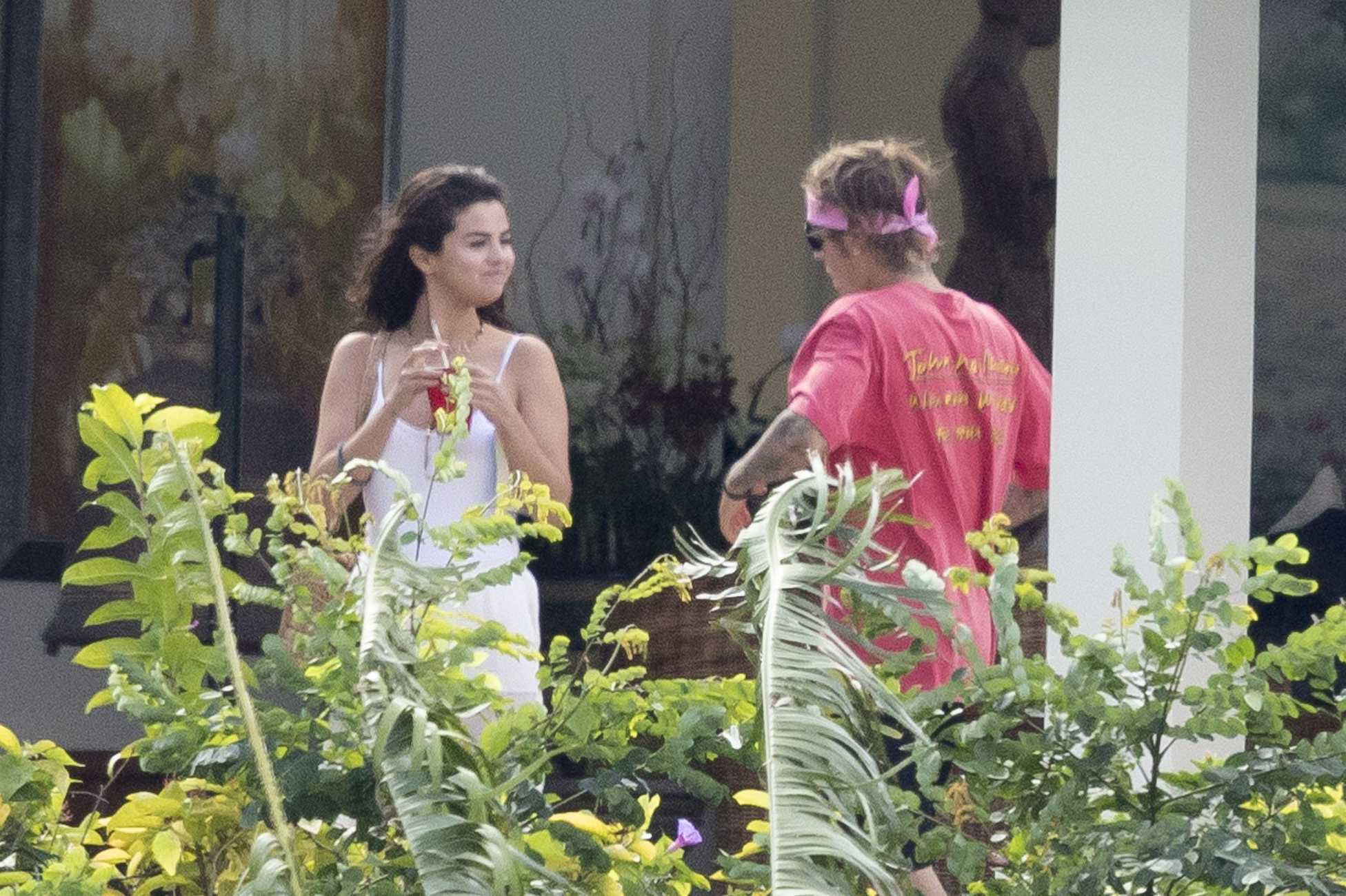 Selena_Gomez_and_Justin_Bieber_-_At_Jeremy_Bieber_s_wedding_in_Jamaica_with_Justin_Bieber_on_February_20-02.jpg