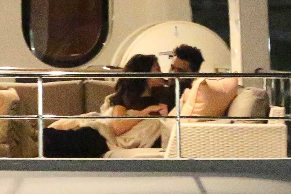 Selena_Gomez_and_The_Weeknd_-_On_a_yacht_in_Marina_del_Rey_on_Feb_11-06.jpg