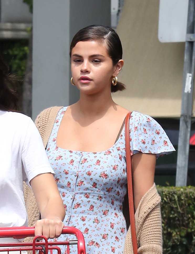Selena_Gomez_at_Trader_Joes_in_Angeles2C_CA_on_April_1-01.jpg