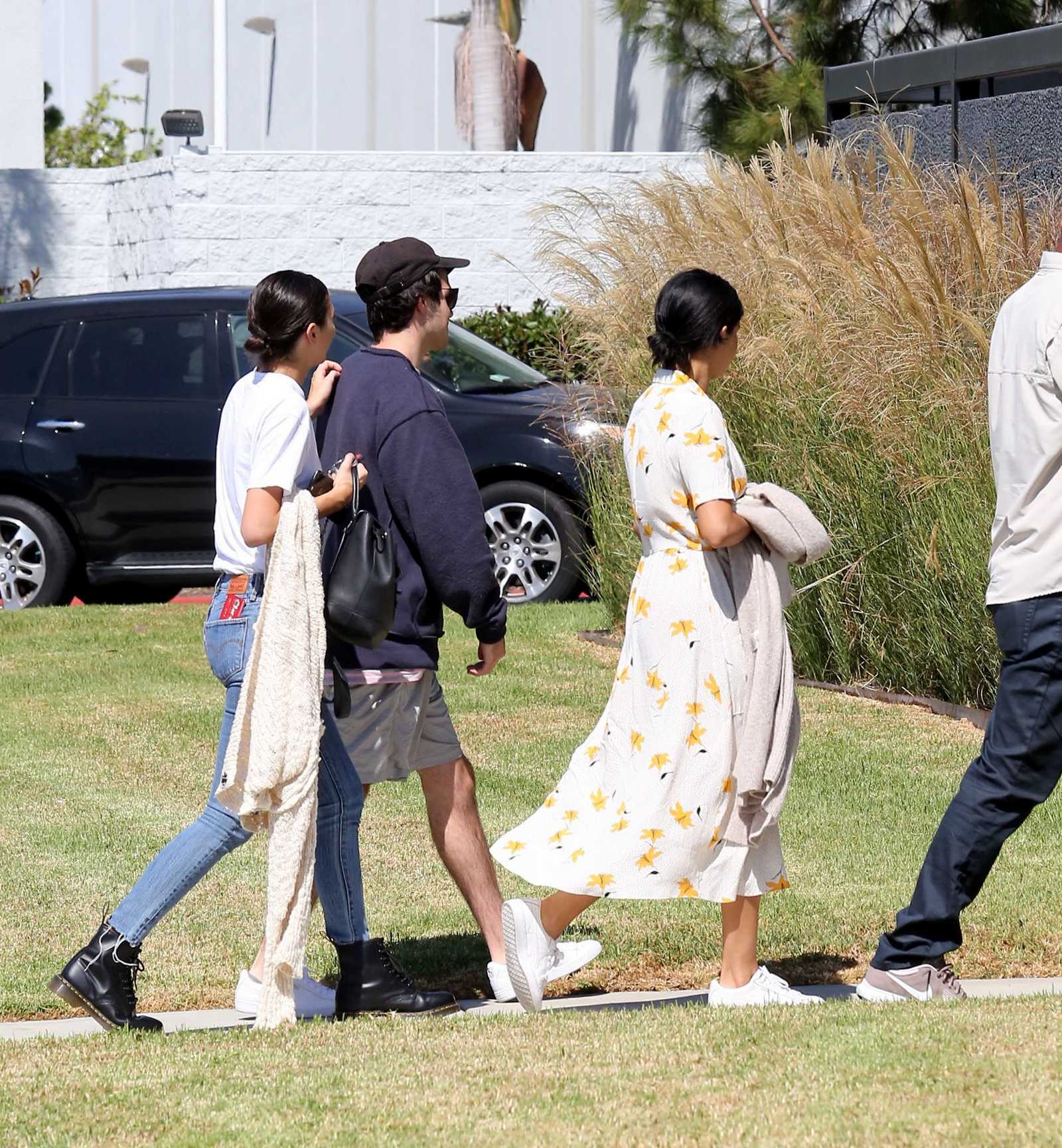 Selena_Gomez_attends_church_services_with_friends_in_Orange_County2C_CA__09232018-02.jpg