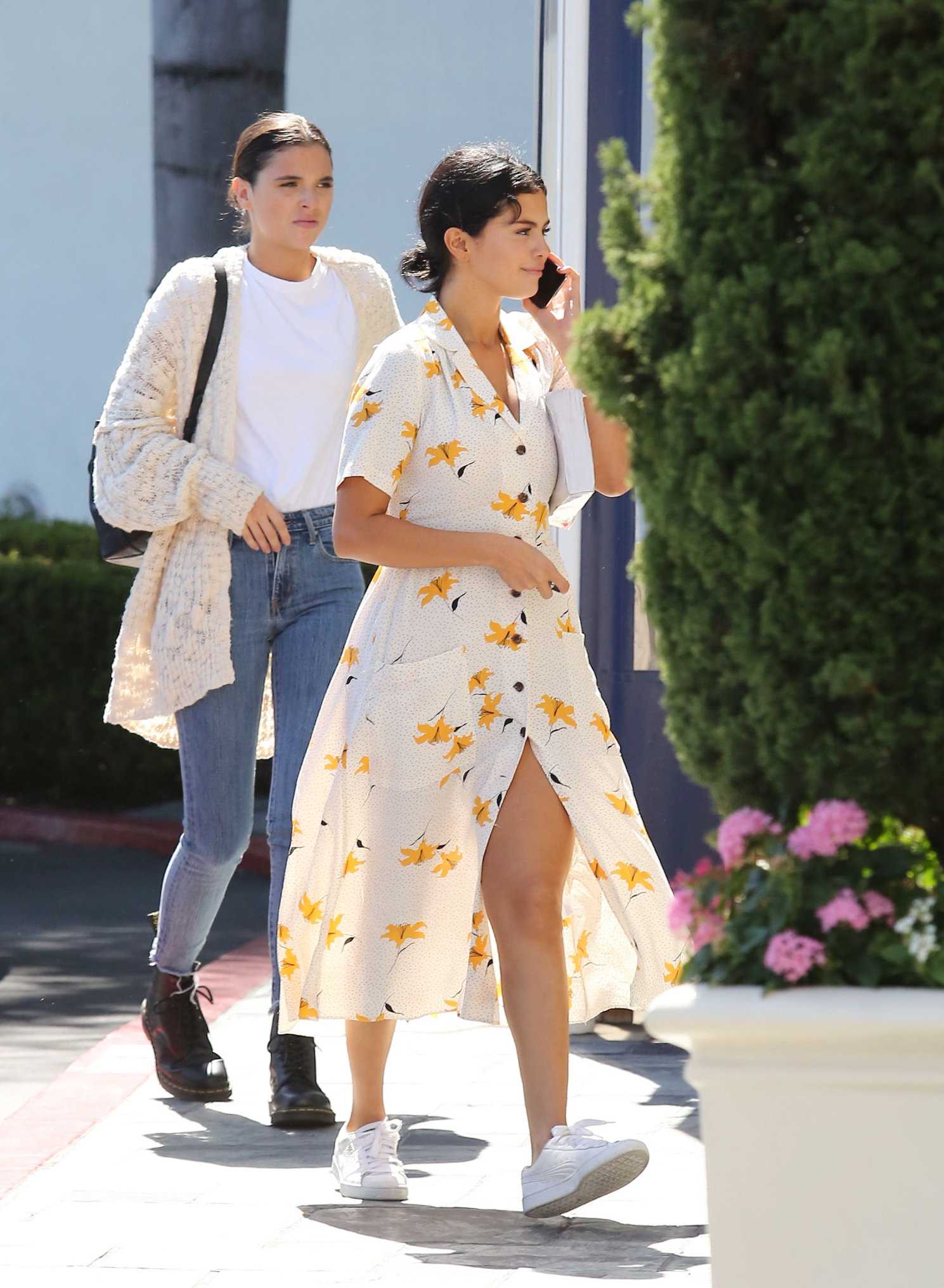 Selena_Gomez_attends_church_services_with_friends_in_Orange_County2C_CA__09232018-05.jpg