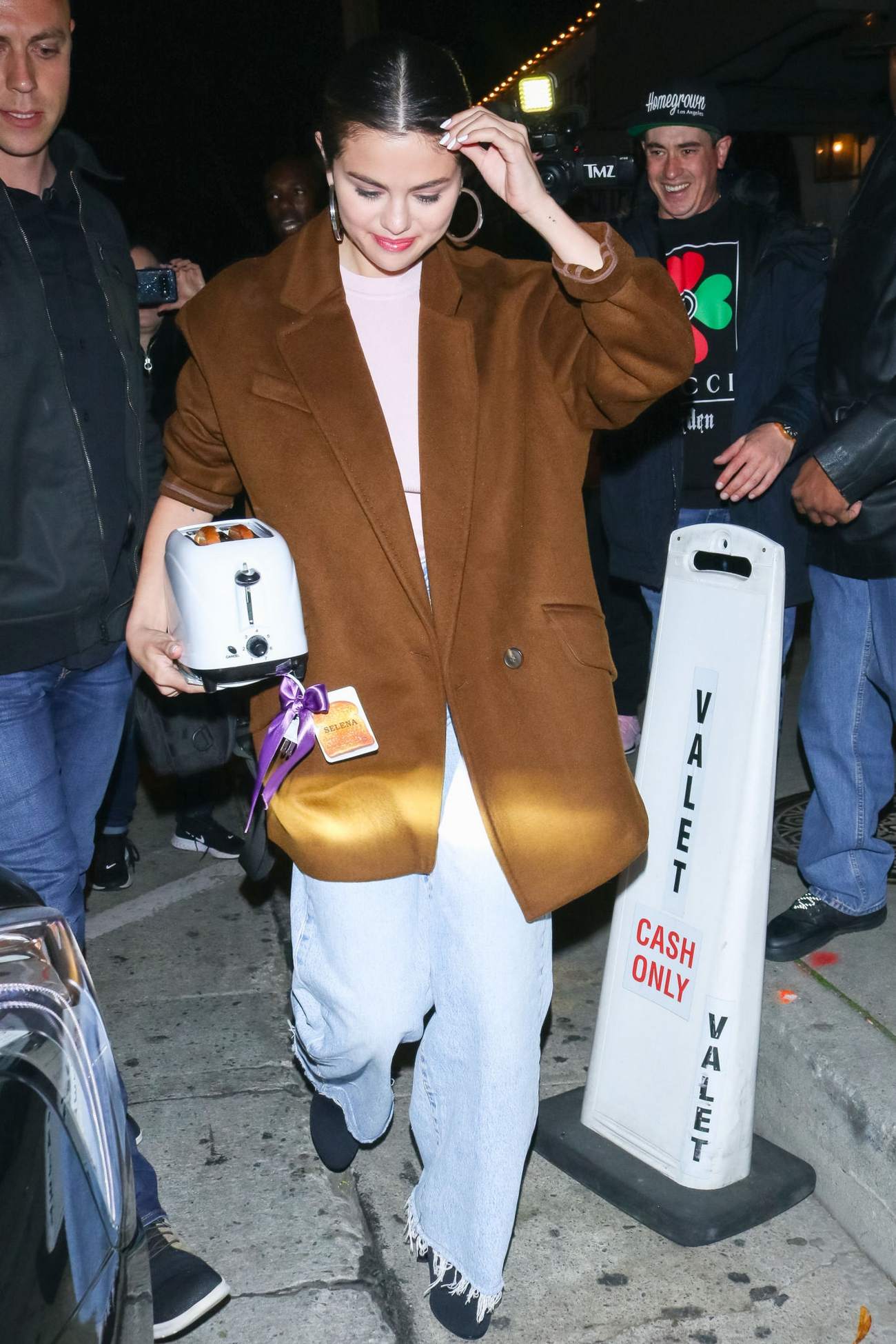 Selena_Gomez_in_Los_Angeles2C_California_-_January_122C_2020-03.jpg
