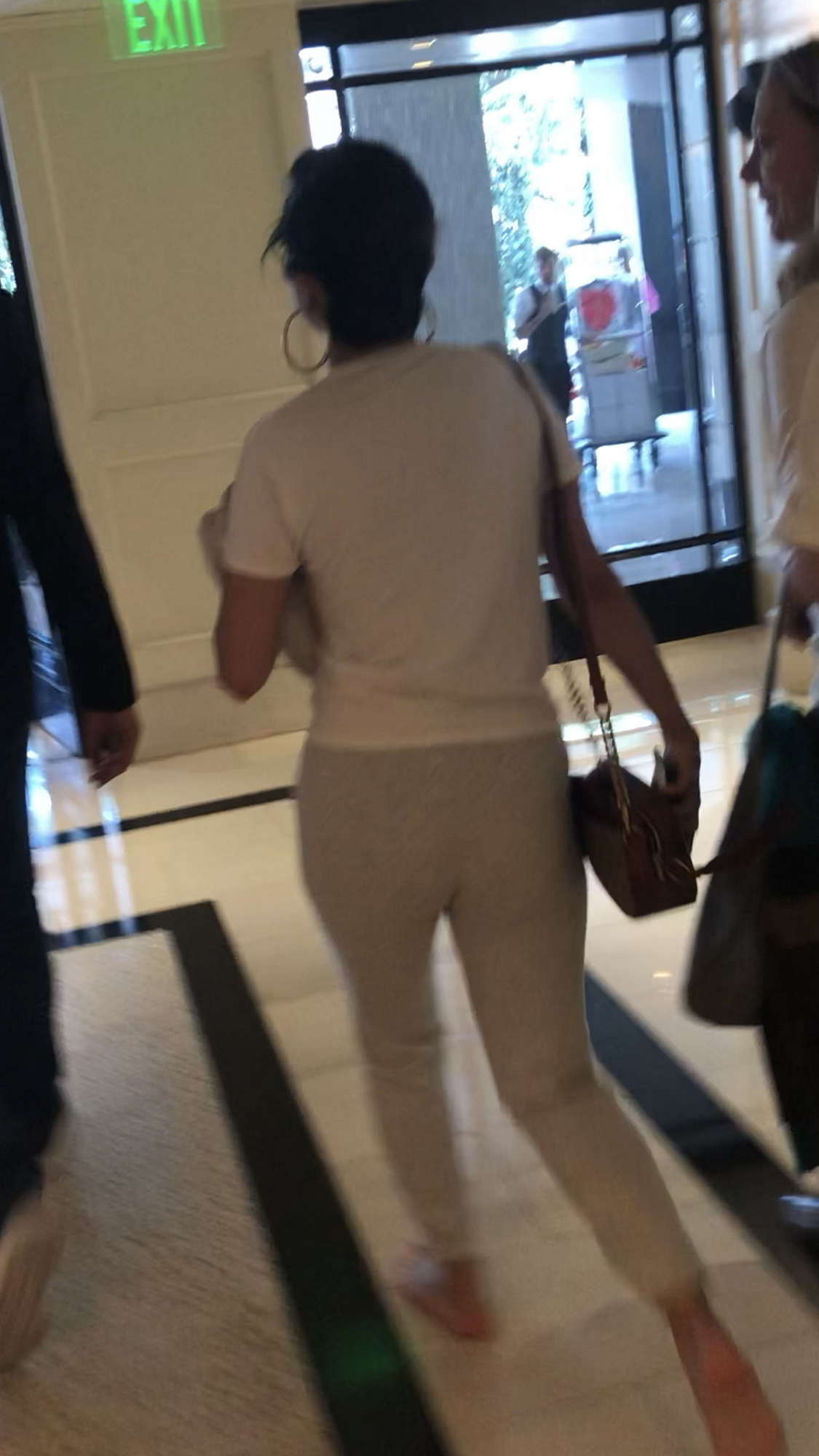 Spotted_at_the_London_Hotel_in_West_Hollywood_-_June_2800002.jpg