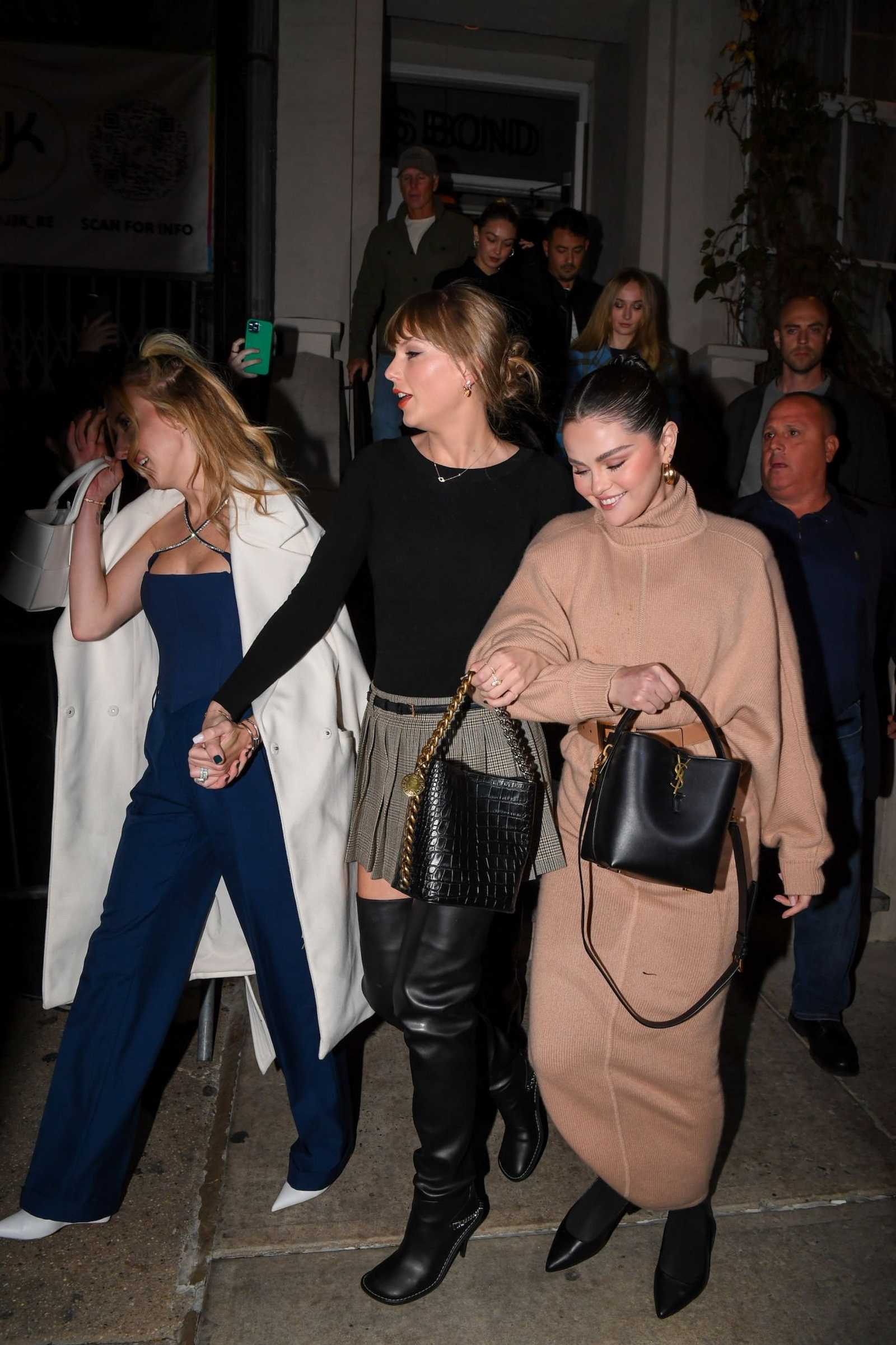 Taylor_Swift2C_Sophie_Turner2C_and_Selena_Gomez_-_Out_in_New_York_November_42C_202320.jpg