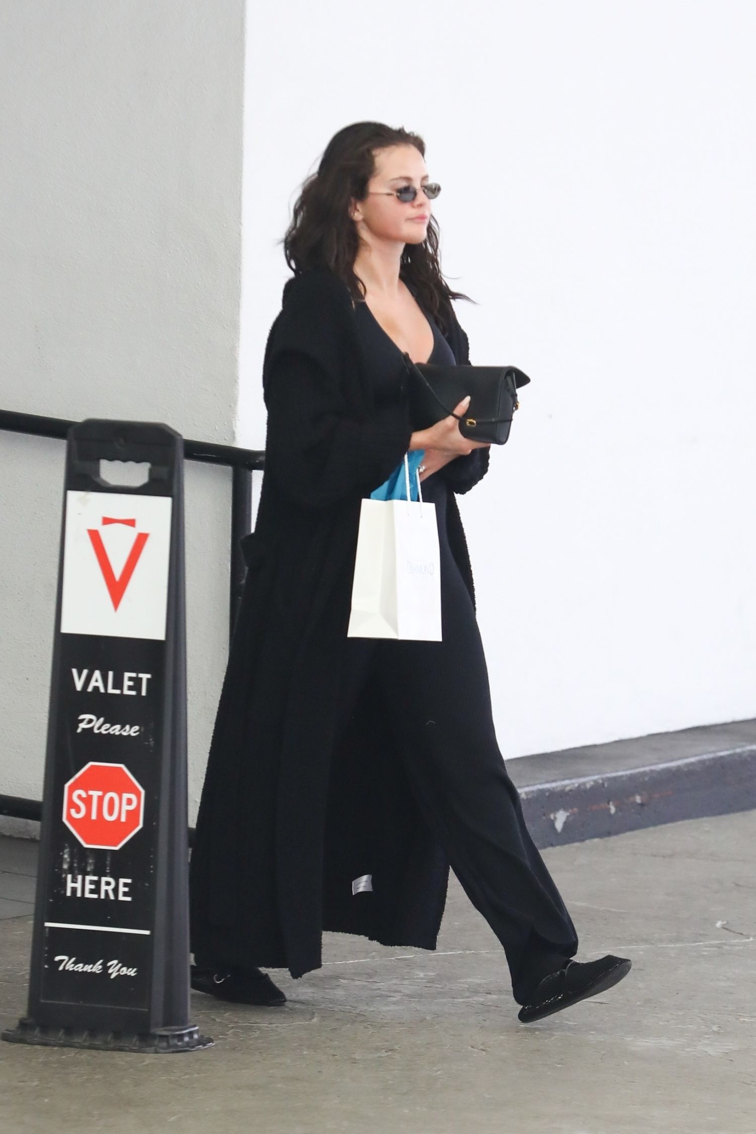 selena_gomez_-_seen_leaving_the_diamond_face_institute_after_a_beauty_session2C_beverly_hills_ca_-_march_312C_2026__5.jpg
