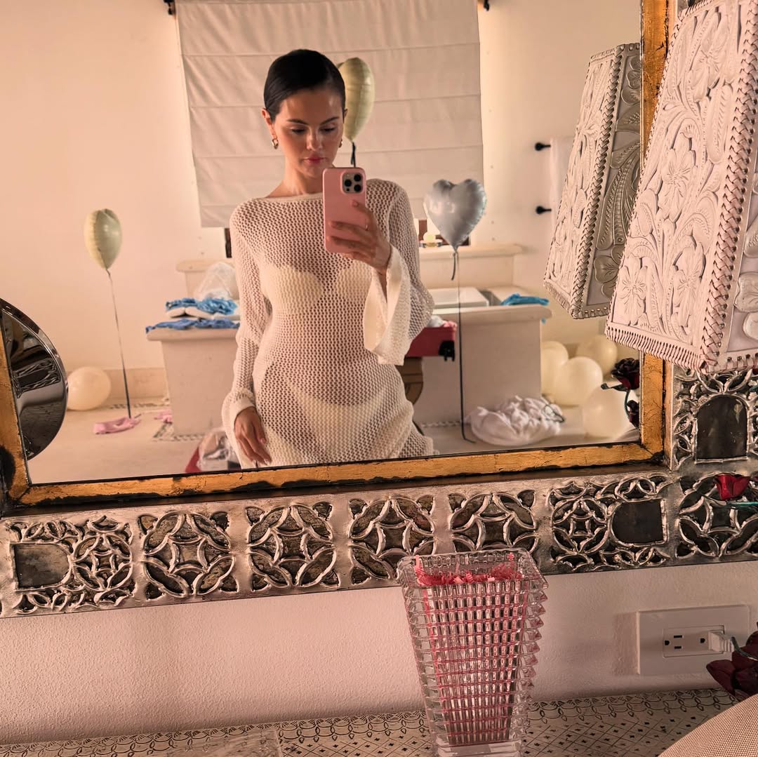 selena_gomez_bachelorette_party_28729.jpg