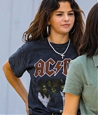 Hits_the_mall_with_her_friends_in_Santa_Monica_on_July_29-03.jpg