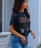 Hits_the_mall_with_her_friends_in_Santa_Monica_on_July_29-07.jpg