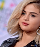 Selena_Gomez_-_2017_American_Music_Awards_on_November_19-05~0.jpg