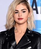 Selena_Gomez_-_2017_American_Music_Awards_on_November_19-06~0.jpg