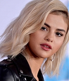 Selena_Gomez_-_2017_American_Music_Awards_on_November_19-08~0.jpg