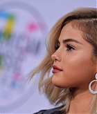 Selena_Gomez_-_2017_American_Music_Awards_on_November_19-10~0.jpg