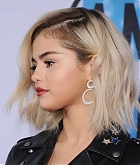 Selena_Gomez_-_2017_American_Music_Awards_on_November_19-110.jpg