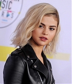 Selena_Gomez_-_2017_American_Music_Awards_on_November_19-111.jpg
