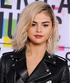 Selena_Gomez_-_2017_American_Music_Awards_on_November_19-113.jpg