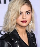 Selena_Gomez_-_2017_American_Music_Awards_on_November_19-130.jpg
