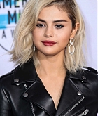 Selena_Gomez_-_2017_American_Music_Awards_on_November_19-133.jpg