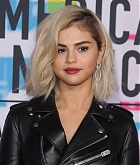 Selena_Gomez_-_2017_American_Music_Awards_on_November_19-136.jpg