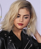 Selena_Gomez_-_2017_American_Music_Awards_on_November_19-137.jpg