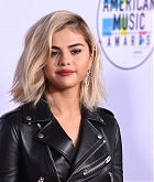 Selena_Gomez_-_2017_American_Music_Awards_on_November_19-144.jpg