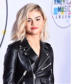 Selena_Gomez_-_2017_American_Music_Awards_on_November_19-148.jpg